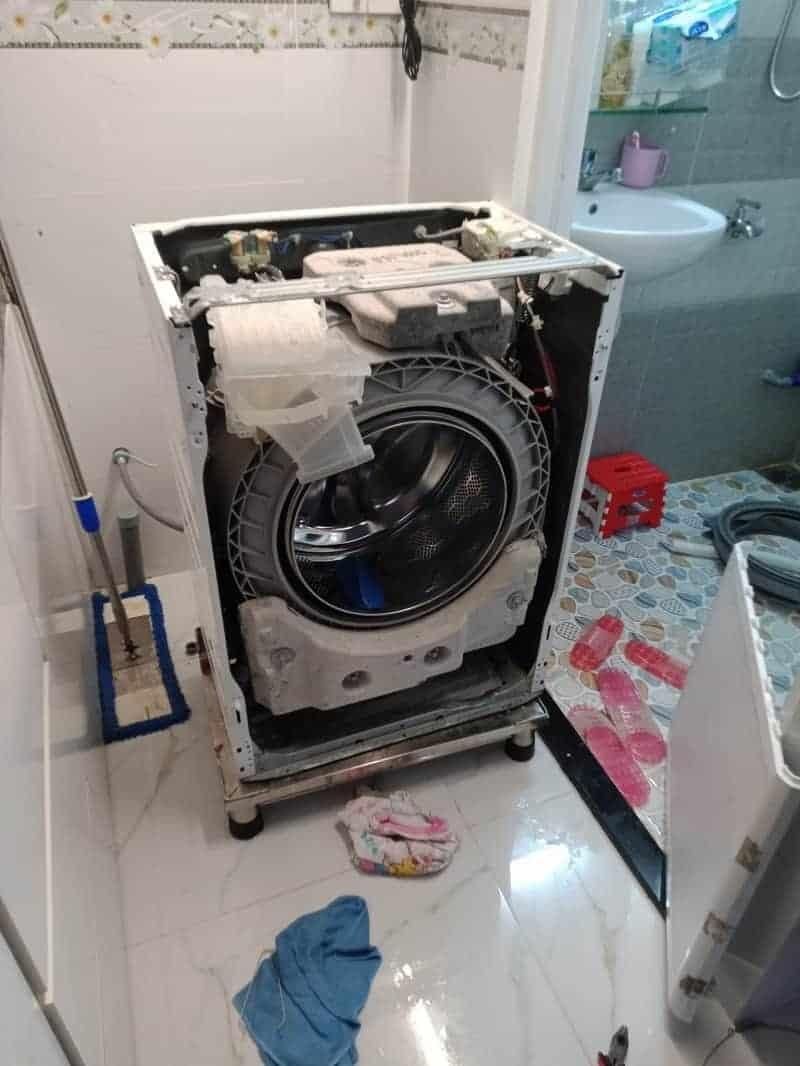 Разбор стиральной машины в ванной комнате для замены подшипников