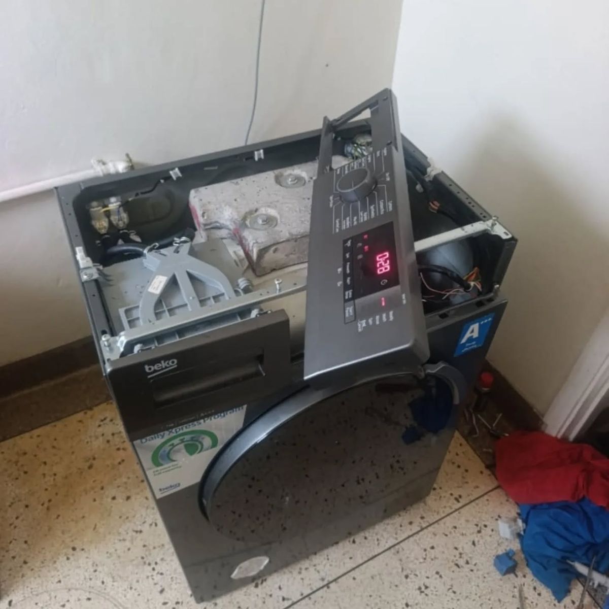 Ремонт стиральной машины Beko со снятой боковой стенкой